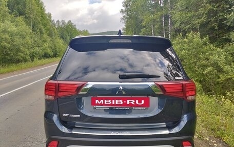 Mitsubishi Outlander III рестайлинг 3, 2022 год, 2 800 000 рублей, 2 фотография