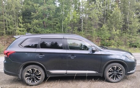 Mitsubishi Outlander III рестайлинг 3, 2022 год, 2 800 000 рублей, 4 фотография