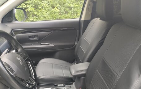 Mitsubishi Outlander III рестайлинг 3, 2022 год, 2 800 000 рублей, 7 фотография