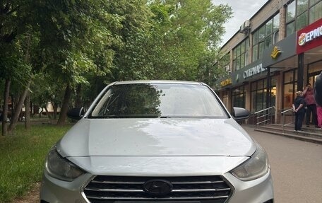 Hyundai Solaris II рестайлинг, 2017 год, 750 000 рублей, 1 фотография
