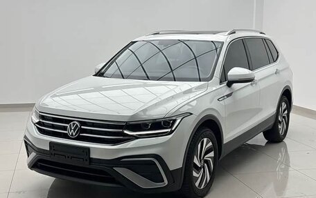 Volkswagen Tiguan II, 2023 год, 2 600 000 рублей, 1 фотография