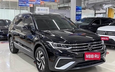 Volkswagen Tiguan II, 2023 год, 2 400 000 рублей, 1 фотография
