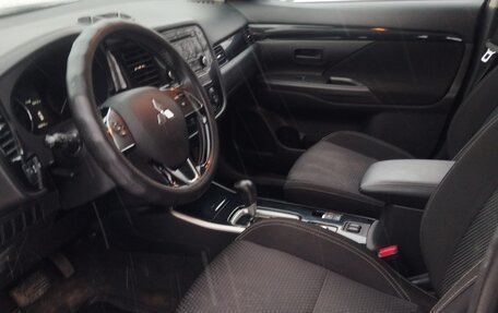 Mitsubishi Outlander III рестайлинг 3, 2019 год, 1 800 000 рублей, 9 фотография