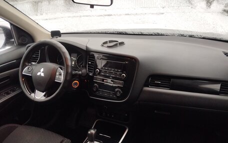 Mitsubishi Outlander III рестайлинг 3, 2019 год, 1 800 000 рублей, 10 фотография