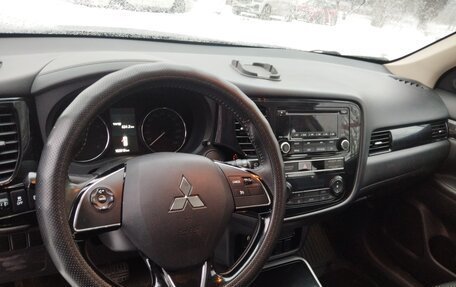 Mitsubishi Outlander III рестайлинг 3, 2019 год, 1 800 000 рублей, 14 фотография