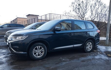 Mitsubishi Outlander III рестайлинг 3, 2019 год, 1 800 000 рублей, 24 фотография