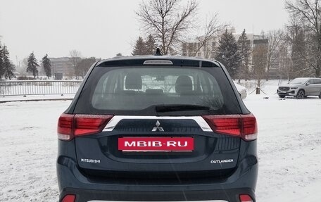 Mitsubishi Outlander III рестайлинг 3, 2019 год, 1 800 000 рублей, 17 фотография