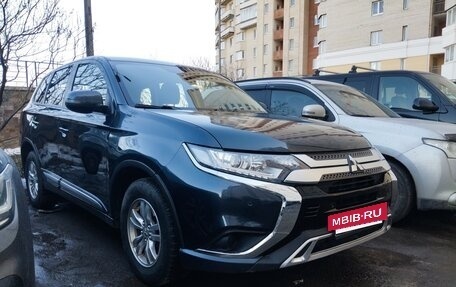 Mitsubishi Outlander III рестайлинг 3, 2019 год, 1 800 000 рублей, 15 фотография