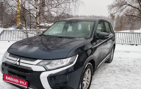 Mitsubishi Outlander III рестайлинг 3, 2019 год, 1 800 000 рублей, 20 фотография