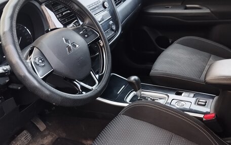 Mitsubishi Outlander III рестайлинг 3, 2019 год, 1 800 000 рублей, 37 фотография