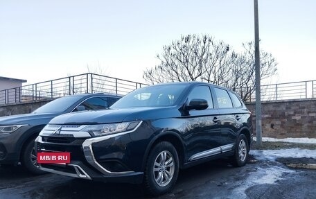 Mitsubishi Outlander III рестайлинг 3, 2019 год, 1 800 000 рублей, 26 фотография