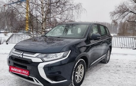 Mitsubishi Outlander III рестайлинг 3, 2019 год, 1 800 000 рублей, 34 фотография