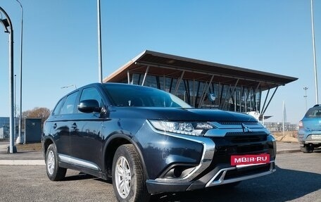 Mitsubishi Outlander III рестайлинг 3, 2019 год, 1 800 000 рублей, 31 фотография