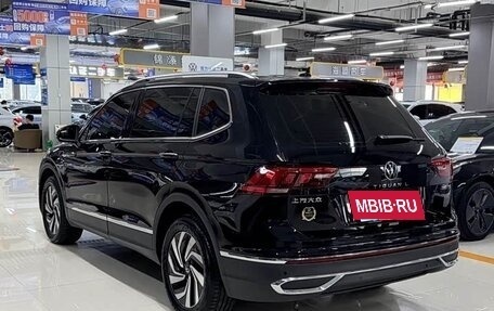 Volkswagen Tiguan II, 2023 год, 2 400 000 рублей, 3 фотография