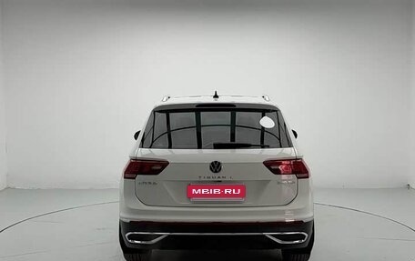 Volkswagen Tiguan II, 2023 год, 2 430 000 рублей, 7 фотография