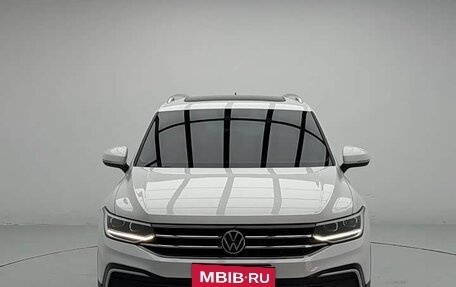 Volkswagen Tiguan II, 2023 год, 2 430 000 рублей, 11 фотография