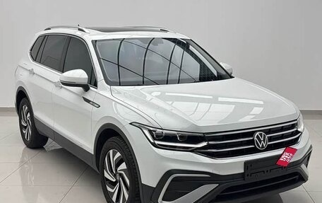 Volkswagen Tiguan II, 2023 год, 2 600 000 рублей, 5 фотография