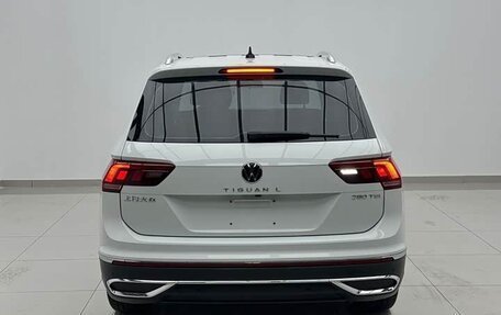 Volkswagen Tiguan II, 2023 год, 2 600 000 рублей, 11 фотография
