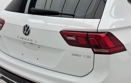 Volkswagen Tiguan II, 2023 год, 2 600 000 рублей, 14 фотография