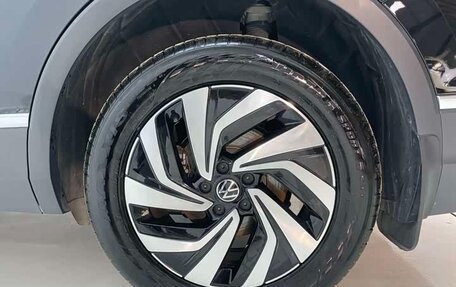 Volkswagen Tiguan II, 2023 год, 2 490 000 рублей, 17 фотография
