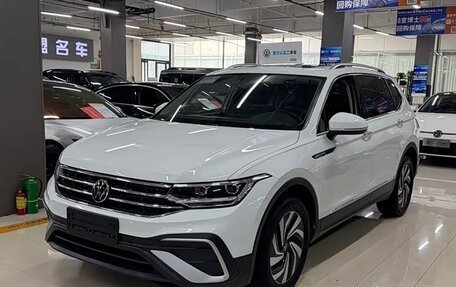 Volkswagen Tiguan II, 2023 год, 2 540 000 рублей, 5 фотография