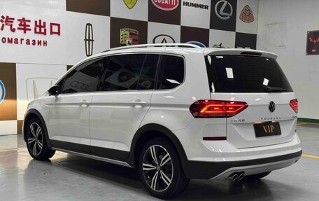 Volkswagen Touran III, 2022 год, 2 330 000 рублей, 4 фотография