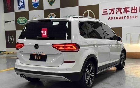 Volkswagen Touran III, 2022 год, 2 330 000 рублей, 6 фотография