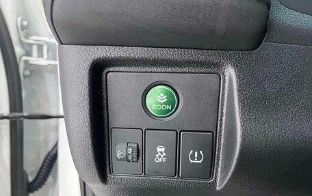 Honda Vezel, 2022 год, 1 650 000 рублей, 16 фотография