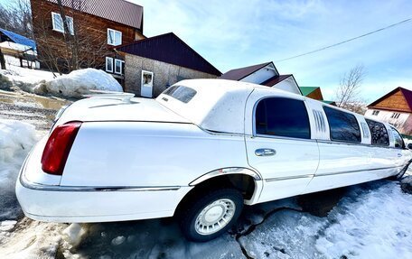 Lincoln Town Car III рестайлинг, 2001 год, 240 000 рублей, 3 фотография