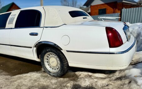 Lincoln Town Car III рестайлинг, 2001 год, 240 000 рублей, 2 фотография