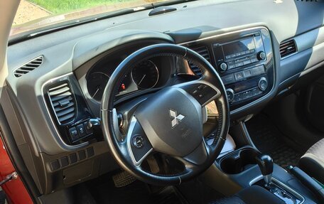 Mitsubishi Outlander III рестайлинг 3, 2013 год, 1 450 000 рублей, 2 фотография