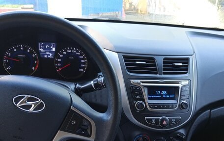 Hyundai Solaris II рестайлинг, 2015 год, 880 000 рублей, 2 фотография