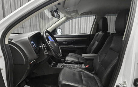 Mitsubishi Outlander III рестайлинг 3, 2014 год, 1 570 000 рублей, 10 фотография