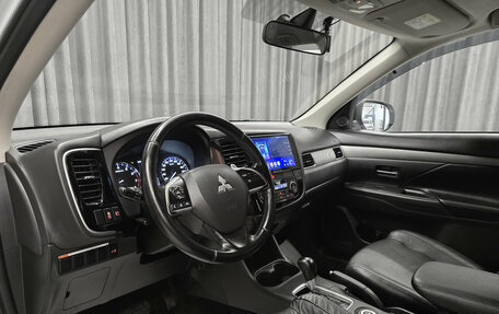 Mitsubishi Outlander III рестайлинг 3, 2014 год, 1 570 000 рублей, 11 фотография