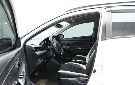 Toyota Yaris XP150 рестайлинг, 2022 год, 1 010 000 рублей, 7 фотография