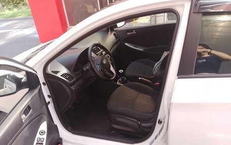 Hyundai Solaris II рестайлинг, 2014 год, 680 000 рублей, 2 фотография