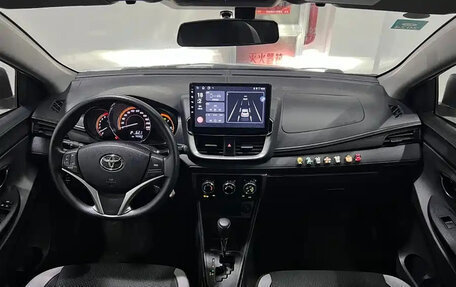 Toyota Yaris XP150 рестайлинг, 2022 год, 1 200 000 рублей, 13 фотография