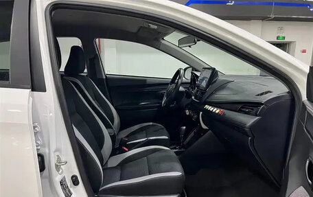 Toyota Yaris XP150 рестайлинг, 2022 год, 1 200 000 рублей, 17 фотография