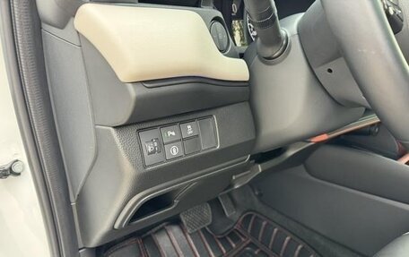 Honda Vezel, 2023 год, 1 900 000 рублей, 13 фотография