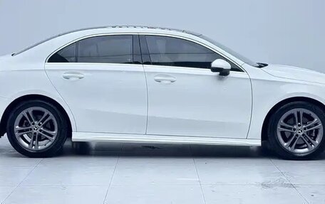 Mercedes-Benz A-Класс, 2022 год, 1 850 000 рублей, 5 фотография