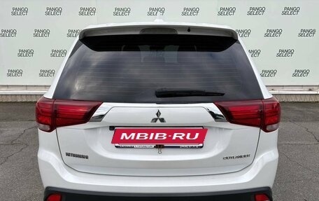 Mitsubishi Outlander III рестайлинг 3, 2018 год, 1 990 000 рублей, 4 фотография