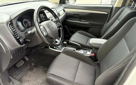 Mitsubishi Outlander III рестайлинг 3, 2018 год, 1 990 000 рублей, 8 фотография