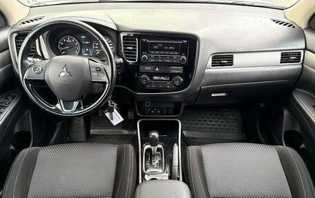 Mitsubishi Outlander III рестайлинг 3, 2018 год, 1 990 000 рублей, 9 фотография
