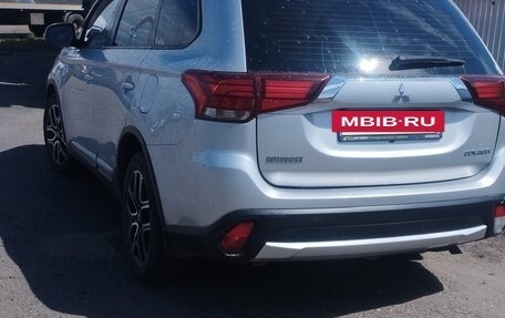 Mitsubishi Outlander III рестайлинг 3, 2015 год, 1 450 000 рублей, 2 фотография
