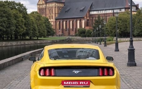 Ford Mustang VI рестайлинг, 2017 год, 2 657 000 рублей, 6 фотография
