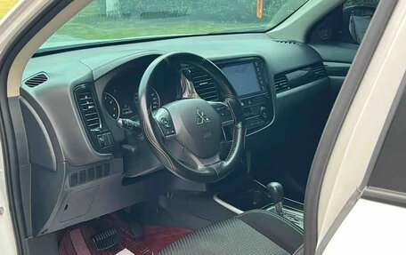 Mitsubishi Outlander III рестайлинг 3, 2023 год, 1 820 000 рублей, 8 фотография