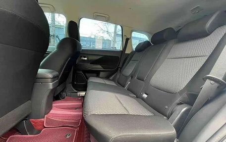Mitsubishi Outlander III рестайлинг 3, 2023 год, 1 820 000 рублей, 10 фотография