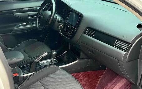 Mitsubishi Outlander III рестайлинг 3, 2023 год, 1 820 000 рублей, 9 фотография
