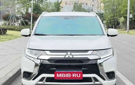 Mitsubishi Outlander III рестайлинг 3, 2023 год, 1 820 000 рублей, 2 фотография