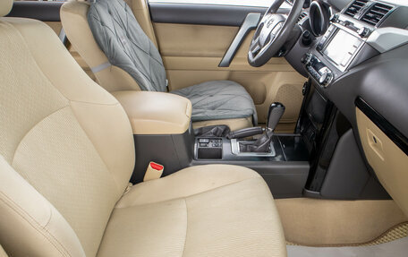 Toyota Land Cruiser Prado 150 рестайлинг 2, 2016 год, 3 799 000 рублей, 26 фотография